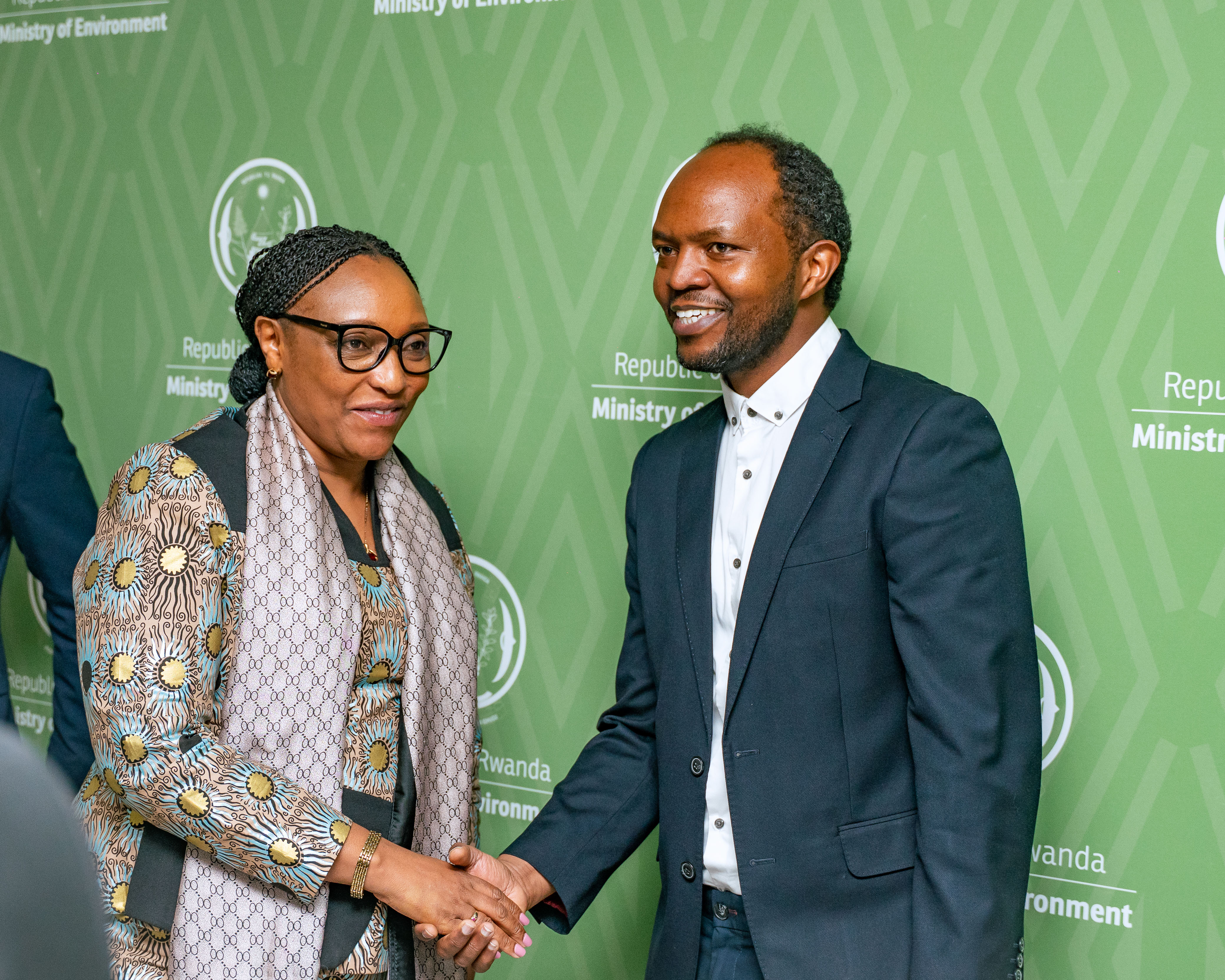 Two professionals shaking hands at Ministry of Environment event